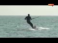 mativi.fr vous présente le Foilboard, un nouvel outil pour les passionnés de glisse. Planche tractée par une voile, il est proche du kitesurf à une grosse différence près : il possède un foil qui permet au rider de naviguer dans un vent faible et à 90 centimètres au-dessus de l'eau ! En exclu, l'école de kite de Noirmoutier en Vendée est venue faire une démonstration au collègue de Rivedoux-Plage. Reportage Florent Loiseau, Raphaël Blachère et Aliénor Malbosc.