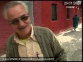 (3a part de 5)Tots els carrers són idèntics. Els blocs cacats. I les seves cases també. Moltes dones baixen al mercat en bata I sabatilles d'anar per casa; un venedor ambulant ven productes de neteja amb el seu carret i es creua amb 