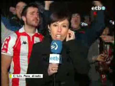 Aficionado del Athletic punteando a la reportera