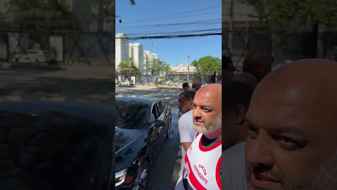 CLIMA TENSO NA BARRA FUNDA! 😡 TORCIDA DO SÃO PAULO COBRA PRESIDENTE NO CT! #shorts