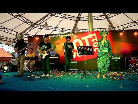 vocapost - Vocapost Band @ HOT Event JIEXPO Jakarta 4 November 2012 performing Kocchi Muite Baby.