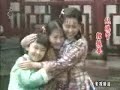中視 八點檔 瓊瑤 連戲劇  蒼天有淚 1998 0325-1998 0427主題曲 李翊君 動力火車 痛其實我心裡很清楚給我的愛已經很模糊到底我犯了甚麼錯誤被判在深淵不得救贖你明知道我的無助卻一次一次讓我哭天讓我這樣的苦　一再重複沒有退路　沒有結束沒有勇氣逃開這條路我對你那麼在乎　 那麼辛苦拼命追逐　你的腳步難道注定面對天擺布愛勝在付出　痛也要痛的刻骨不到最後我決不退出其實我心裡更痛苦看你的世界只能模糊究竟天藏了甚麼埋伏要我們相愛不給幸福如果愛要粉身碎骨何不全部由我背負片尾曲 方文琳 困砂你抱著回憶不肯放從不理會別人笑你的傻明知道感情早已百孔千瘡你曾不顧一切愛上他愛上他的狂甚至他的謊直到現在才發現自己不夠堅強你說你依然還愛著他還有些往事你割捨不下你不只一次苦苦的掙扎愈是想他愈是讓你心亂如麻但回憶就像困進眼裡的砂不管有多痛你都要柔柔的擦也許那苦澀偶爾會讓你淚如雨下也要假裝你已忘記了他別一直留著當初他送你的花別一直惦著當時他承諾的話儘管那寂寞偶爾會讓你黯然神傷也要試著讓自己不再去想你說曾在愛裡受傷的人啊一輩子再難分辨情是真還是假插曲人間處處有天堂在那高高的天上　有著太陽和月亮.當太陽緩緩西下　月亮就會悄悄東上.我的孩子你不要悲傷　這個世界就是這樣.只要心裡充滿希望　人間處處會有天堂.只要心裡充滿希望　人間處處會有天堂　人間處處會有天堂.問雲兒問雲兒　你為何流浪?　問雲兒　你為何飄蕩?問雲兒　你來自何處?　問雲兒　你去向何方?在你翻山越嶺的時候　可曾經過我思念的地方?當你漂流歸去的時候　請把我的柔情 帶到他身旁.告訴他　告訴他　唯有他停留的地方　才是我的天堂.唯有他停留的地方　才是我的天堂......天堂.........演員庹宗華飾演展雲飛(蘇慕白)；蔣勤勤(水靈)飾演蕭雨鳳；朱茵飾演蕭雨鵑；焦恩俊飾演展雲翔；陳昭榮飾演呂超(阿超)；劉德凱飾演鄭老闆；陳明真飾演紀天虹；岳躍利飾演展祖望；韓振華飾演紀總管；張月飾演慧姨娘(品慧)；李愛軍飾演紀天堯；張尼青飾演小三；白燁飾演小四；李明得飾演小五