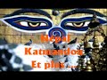photos de voyage, souvenirs d'une �poque r�volue. un temps o� la r�volution se faisait dans la recherche de la paix. les hippies partaient en inde, puis prolongeaient leur qu�te de la v�rit�, jusqu'au n�pal. ils trouvaient � katmandou une philosophie plus libre que celle impos�e dans leur famille. fils ou filles de religions chr�tiennes, les croyances enseign�es au n�pal leur convenaient mieux. si certains sombraient dans la drogue, d'autres en sont revenus avec des souvenirs ind�l�biles. les couleurs, coutumes, climat et modes de vie sont grav�s dans le c?ur de celui qui apporte son t�moignage en diffusant ces images par le biais de cette petite boite � images. sur une musique m�tin�e, un peu de l�-bas, un peu de ce qu'on �coutait � l'�poque (the rolling stones)...