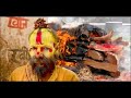 photos de voyage, souvenirs d'une �poque r�volue. un temps o� la r�volution se faisait dans la recherche de la paix. les hippies partaient en inde, puis prolongeaient leur qu�te de la v�rit�, jusqu'au n�pal. ils trouvaient � katmandou une philosophie plus libre que celle impos�e dans leur famille. fils ou filles de religions chr�tiennes, les croyances enseign�es au n�pal leur convenaient mieux. si certains sombraient dans la drogue, d'autres en sont revenus avec des souvenirs ind�l�biles. les couleurs, coutumes, climat et modes de vie sont grav�s dans le c?ur de celui qui apporte son t�moignage en diffusant ces images par le biais de cette petite boite � images. sur une musique m�tin�e, un peu de l�-bas, un peu de ce qu'on �coutait � l'�poque (the rolling stones)...