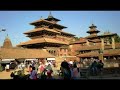 photos de voyage, souvenirs d'une �poque r�volue. un temps o� la r�volution se faisait dans la recherche de la paix. les hippies partaient en inde, puis prolongeaient leur qu�te de la v�rit�, jusqu'au n�pal. ils trouvaient � katmandou une philosophie plus libre que celle impos�e dans leur famille. fils ou filles de religions chr�tiennes, les croyances enseign�es au n�pal leur convenaient mieux. si certains sombraient dans la drogue, d'autres en sont revenus avec des souvenirs ind�l�biles. les couleurs, coutumes, climat et modes de vie sont grav�s dans le c?ur de celui qui apporte son t�moignage en diffusant ces images par le biais de cette petite boite � images. sur une musique m�tin�e, un peu de l�-bas, un peu de ce qu'on �coutait � l'�poque (the rolling stones)...