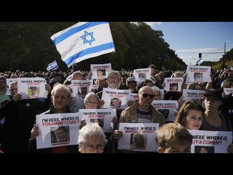 Berlin: Solidaritätsdemo mit Familien der 200 aus Israel nach Gaza verschleppten Geiseln am Brandenburger Tor