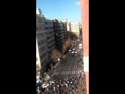 Policia preparandose para cargar contra manifestación