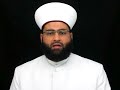 أحبابنا الكرام، إن من المعلوم  في شرع الله أن التوسل بالأنبياء والصالحين أمر جائز في دين الله ولم يخالف في ذلك عالم من علماء أهل السنة. ولقد كثر في هذا الزمان الذين يلهجون بتحريم ذلك على الإطلاق ولا حجة ولا برهان لهم في ذلك. وإنما هي شبهات يموهون بها على العوام ضعفاء العقول. ومن قولهم : أليس النبي قال في الحديث الذي راوه الترمذي : إذا سألت فاسأل الله وإذا استعنت فاستعن بالله. فالجواب أن هذا ليس فيه دليل على تحريم التوسل إذ إن المتوسل يسأل الله. والحديث ليس معناه لا تسأل غير الله ولا تستعن بغير الله، إنما معناه أن الأولى بأن يسأل ويستعان به هو الله، ونظير ذلك قوله صلى الله عليه وسلم : 