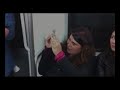 En medio de la crisis de la prensa española, un periodista canta su CV en el metro para conseguir trabajo (VIDEO)