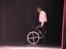 サドルが無い究極の一輪車「Ultimate Wheel」の動画