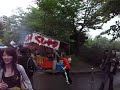 毎年6月14・15・16日に行われる「札幌まつり」の中島公園会場の様子。出店の横を抜けると菖蒲池が見えます。