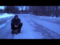 Bob p� asfalt bakom bil