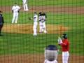 videos de Hong Su-Ah throws out the first pitch in a playoff game
