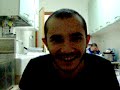 idiota disturba lo studio di un ragazzo diligente idiota disturba lo studio di un ragazzo diligente