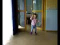 baby macht t�r auf