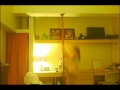 Chica haciendo baile del tubo cae al suelo