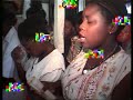 sur l'�le rodrigues, dans l'oc�an indien, la religion et la magie se rencontrent � la mani�re des lointains anc�tres africains. apr�s le travail des champs, nombreux sont ceux qui se rendent, le dimanche, dans l'�glise de soeur sweetee.