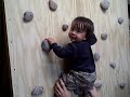 Niño de 12 meses escalando