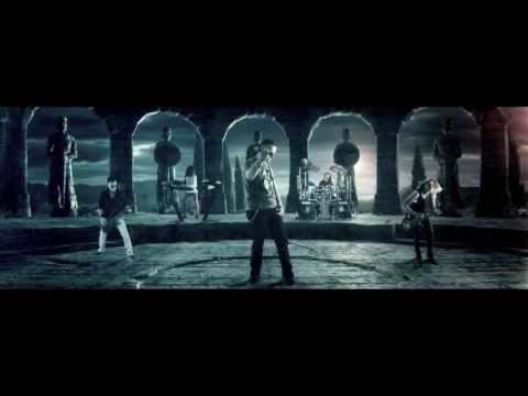 Thompson - 2013 CROATIA RECORDS Mili Bože čudnih li vremena, da budućnost nema sjaja, moj je narod savio ramena, a bio je hrabriji od zmaja. Mili Bože apsurdnih vreme...