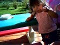 nadya   bersihkan  meja