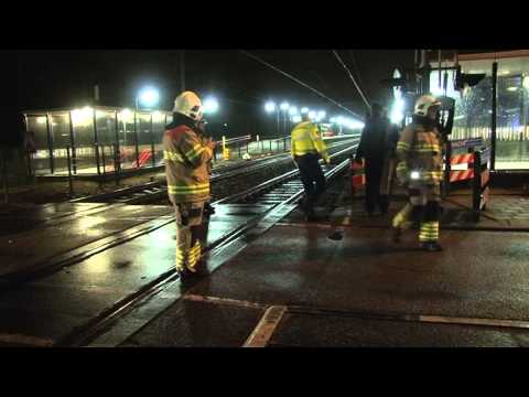 Man redt vrouw uit auto op spoorwegovergang Wolfheze