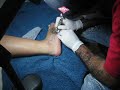 kamila fazendo tattoo no pé 03 kamila fazendo tattoo no pé 03