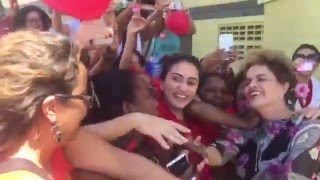 Dilma ganha ‘abraçaço’ ao chegar a Salvador para entregar 2.800 moradias do Minha Casa Minha Vida