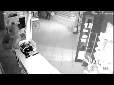 FURTO CENTRO OTTICA A CAMAIORE - video