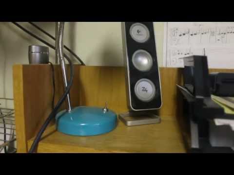 dorm - Hi guys. This will be a tour of my desk at my first year of college. Please comment or @ reply me if you have any questions! Twitter: http://twitter.com/them...