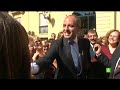 as chicas de 'Salvados' obsequian al president de la Generalitat, Francisco Camps, ya la alcaldesa de Valencia, Rita Barberá, con la película 