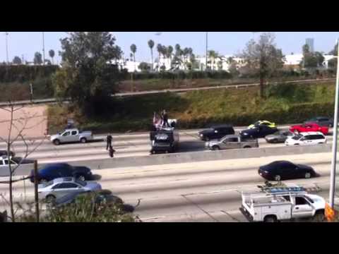 Un grupo de hardcore hip-hop bloquea una autopista para promocionar una canción