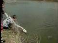 Pescando com lancha de controle remoto.