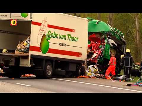 Dode en gewonden op A67 door botsing vrachtwagens