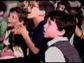 Niño histerico asustado por un titere (video gracioso)