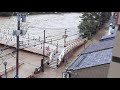 平成20年7月28日の金沢市浅野川洪水で、河川管理責任者の石川県による角落とし（堤防閉鎖）が遅れたために、浸水被害が起こった現場の映像。閉鎖されていない堤防切れ目から、濁流が流れ込む様子が確かに写っている。