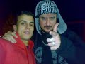 de la maketa : Dos Rombos[Kase O.]Estoy siempre al máximo, soy un tio con actitud,con Mc's de la Jota, de Delicias y del Actur.Lírico, Kase O. y Hate y Rebel siempre al micrófono,haciendo que tu salud mental dependa de un psicólogo.No te vuelvas loco ante tal gran reunion de Mc's,tengo letras en mi mente para llenar un paisde buen rap, cuenta, uno, dos, tres, cuatro ases, poker, oh no!Lirico, Hate, Rebel y Kase O.Ey, sube el volumen, no dejes que fumen sin el Javi,para mantener mi estilo hay que ser muy hábil,un experto en la materia,mi música cachonda puede convertirse en seria, sabes?No soy moderno, soy Javier,no meto pastillas en mi cuerpo para mantener la marcha a cien,mi musica no es comercial, no confundas,Kase O. con sus amigos rompen estructuras.Que estos tienen tu escenario,ese en el que siempre fallas,vayas donde vayas los aplausosse los guardan para Kase O.Ese al que llaman inocente,por no encarecer ese producto que tanto se vende,como son maquetas, son actuaciones,son mis cojones para esos cabrones.Odio este país, pero lo que mas odio es su música,tengo furia guardada para estupidas adolescentes,no soy un guaperas, pero voy a entretenerte con mi prosay asi compruebes queMis letras solo son comparables a las mias,si yo las hiciera de amor sin duda tu te enamorarias.Que tengo soberano cuerpo ya lo se,y para hablar de tu a tu conmigo empezaras tratandome de usted.No me soporto, y por eso me emborracho,me gusta estar con mis amigos todos los sabados en el parque,ahhh, que bien se esta, ¿verdad?Miles de letras copiadas hablando de las pandillas.Rapperos House Studio represento, baby,y ahora ten cuidado porque ha llegado el Kase O.,bailando este rock and roll,ten cuidado porque ando bajo los efectos del alcohol.Es ámbar para toda la gente que siente ser,mira q vengo enlatado para toda la gente que dice que yo no puedo hacerlo bien.Es el póker, chicas, cuatro pollas ricas,ya estan nerviosas y aplauden al Lírico que las excita.... ( no sigo k m canso.. jeje)
