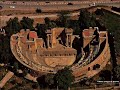 L'Algérie, pays de contrastes, située au Nord de l'Afrique,  s'étend sur une superficie de 2.381.741   km2. Au Nord, la Méditerranée baigne sur 1200 Km de côte ; au Sud, le Sahara, continent immuable, qui s'étend sur prés de deux millions de kilomètres carrés.    Son relief est composé de quatre ensembles: les chaînes côtières du Tell; une suite de plateaux et de hautes plaines, une bande montagneuse méridionale, Atlas Tellien et Saharien et la région du Sahara avec ses massifs montagneux d'une beauté exceptionnelle.L'Algérie bénéficie d'un climat méditerranéen: le soleil brille tout le long de l'année et les hivers sont doux.Les atouts naturels et le patrimoine culturel, historique et civilisationel de l'Algérie, offrent une gamme riche et variée de produits de haute valeur touristiqueDes activités touristiques multiples peuvent être pratiquées pendant toute l'année dans des pôles touristiques où l'exotisme dispute la vedette à la beauté des régions:   Mer, Montagne, Désert: les casbahs millénaires d'Alger, de Constantine et leurs légendaires maisons terrasses, l'attrayante Kabylie et ses indomptables hameaux de Crête sur la tranquillité desquels veille le majestueux Djurdjura, les Aurès historiques et leurs incomparables forêts de cèdres et d'alpes, le Sahara unique et fascinant, le Hoggar mystique, le Tassili préhistorique. Et ce n'est pas tout : les contrastes géographiques, voire climatiques sont si frappants qu'il est des périodes où les uns peuvent se baigner aux Andalouses (Ain-el-Turk, Oran) où à Sidi-Fredj (ouest d'Alger), tandis que les autres feront du ski à Chréa (prés de Blida) ou à Tikjda (Kabylie). Entre-temps, l'immensité faite de nuances du Grand Sud un cadre touristique exceptionnel de type saharien. Or mis  ses sites naturels ou aménagés on peut également découvrir: Tlemcen et son prestigieux passé de capitale abdelwahabite; Constantine l'antique Cirta punique et romaine; Annaba la coquette; Médéa altière; Aflou et ses fameux tapis Djebel Amour; Bejaia la Hammadite.Ces cités parmis tant d'autres présentent des tissus urbains aussi anciens que ceux d'Alger, d'Oran ou de cherchell. Ne reflètent-ils pas, à eux seuls, le génie artistique de ceux qui y ont vécu par le passé ?. Un pays s'exprime par son art. Formes, couleurs, matières traduisent, sous le ciel algérien, le vrai visage d'un peuple riche de traditions artisanales et artistiques.  Que ce soit sous le ciel limpide de Timimoun - l'oasis rouge  avec sa verdoyante palmeraie et ses multiples trésors ; de Ghardaïa et sa pentapole, à l'architecture originale ; de Tipaza, ancienne ville romaine de négoce, témoin patenté du souci religieux de l'époque avec sa multitude de nécropoles et de basiliques ; de Bejaia (l'antique Naciria) et de Skikda, pôles pétroliers importants ; d'Oran, avec la mosquée du Pacha, le marabout de Sidi-Mohamed El-Houari, le fort Santa Gruz, le musée Demaeght d'El-Kala et de son parc national ;  de  Batna et des balcons impressionnants du Rhoufi; de l'antique Timgad, c'est chaque fois invariablement, vers une seule destination que l'on se rendait : l'Algérie dans toute son authenticité.