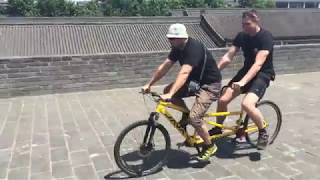 Čína - na kole po hradbách okolo centra Xianu