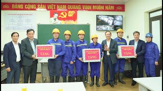 Bí thư Thành uỷ Mai Vũ Tuấn thăm, tặng quà cán bộ, công nhân lao động Công ty CP Than Vàng Danh - Vinacomin nhân dịp đầu năm mới