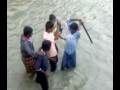 videos de Boys enjoying flood  water
