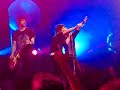 leon larregui besa al vocalista de babasonicos