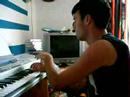 hjelmar achter de keyboard