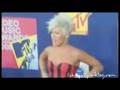 Pink poses to the photographers - VMA 2008
