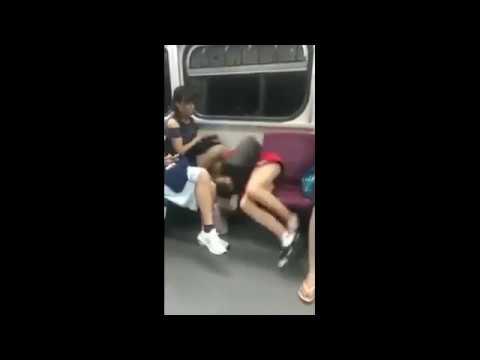 Người đẹp váy ngắn ngã 'chổng vó' vì ngủ gật trên tàu