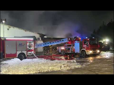 Pożar hali przy ul. Sarnowskiej w Rawiczu :: reporter: Filip WybieralskiLink do artykułu: https://elka.pl/content/view/128021/81/