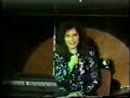 a live video of ginamaria on stage at the golden jack club in quilmes, buenos aires, speaking and singing.
un video de ginamaria en vivo en el escenario del golden jack club en quilmes, buenos aires, hablando y cantando.
