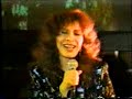 a live video of ginamaria on stage at the golden jack club in quilmes, buenos aires, speaking and singing.
un video de ginamaria en vivo en el escenario del golden jack club en quilmes, buenos aires, hablando y cantando.