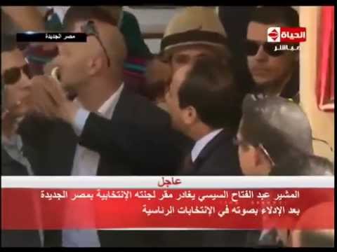 المشير السيسى يدلى بصوته بمدرسة الخلفاء الراشدين بمصر الجديدة و ينحنى لالتقاط نظارة مواطن