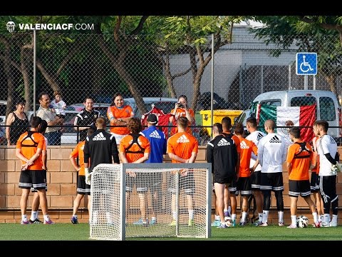 LA PLANTILLA DEL VALENCIA CF AGRADECE A UNOS FANS MEXICANOS SU APOYO