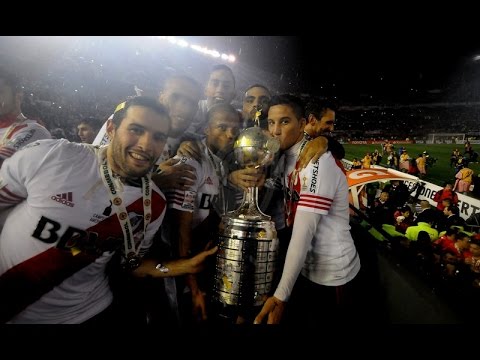 La vuelta olímpica del campeón, desde arriba del micro